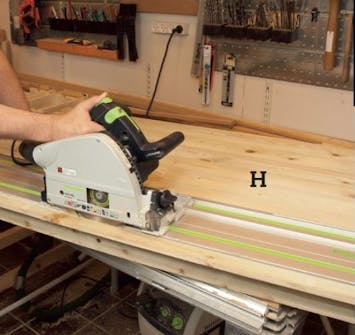 Hundehus isolert: Sag det overskytende av det siste bordet Hundehus isolert: Sag det overskytende av det siste bordet